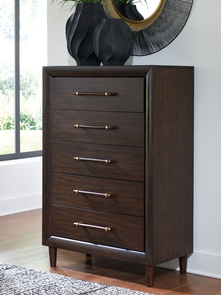 Dantenton - Five Drawer Chest - Merlot - Image 3