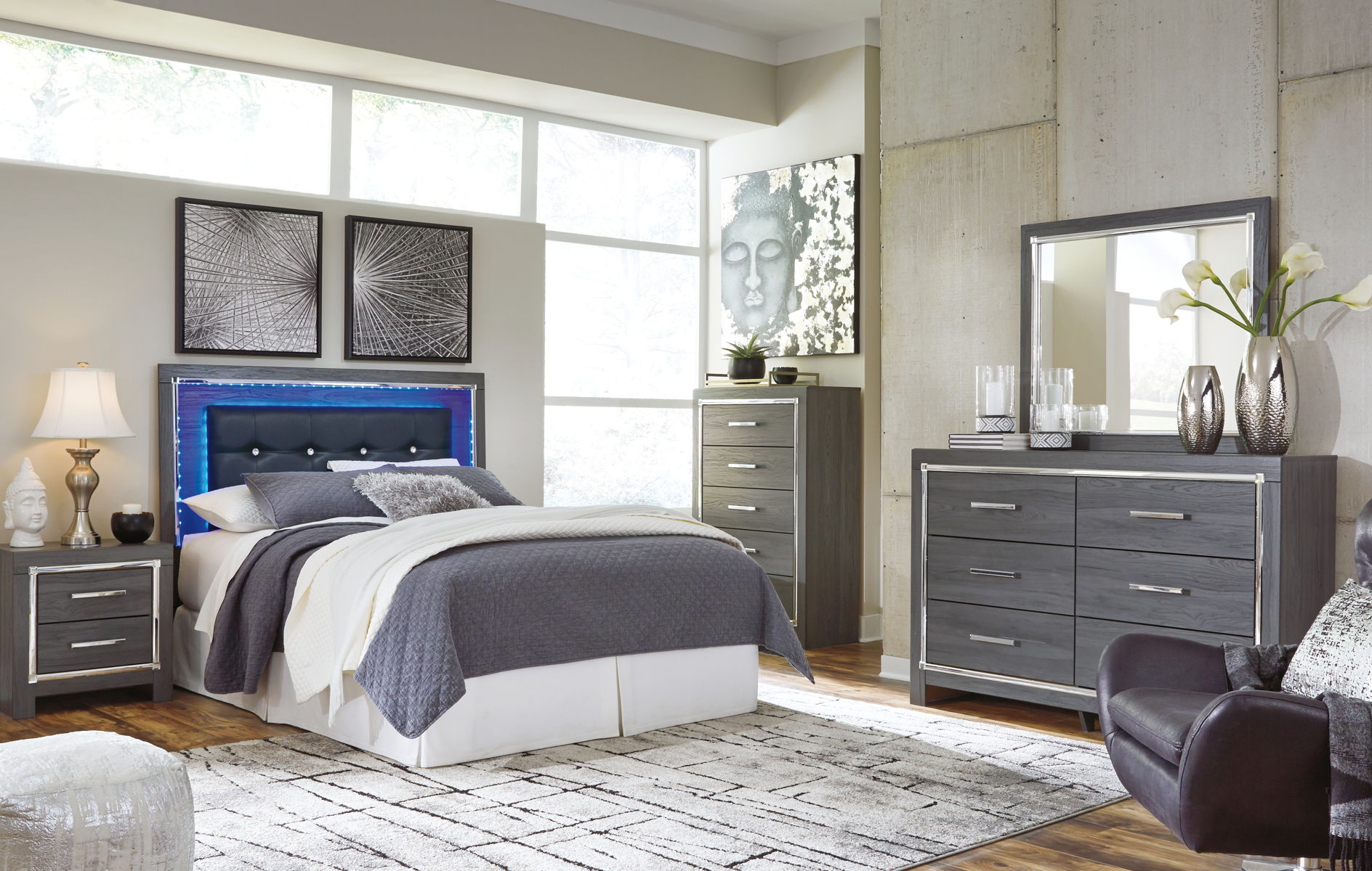 Lodanna - Upholstered Panel Bed - Image 4