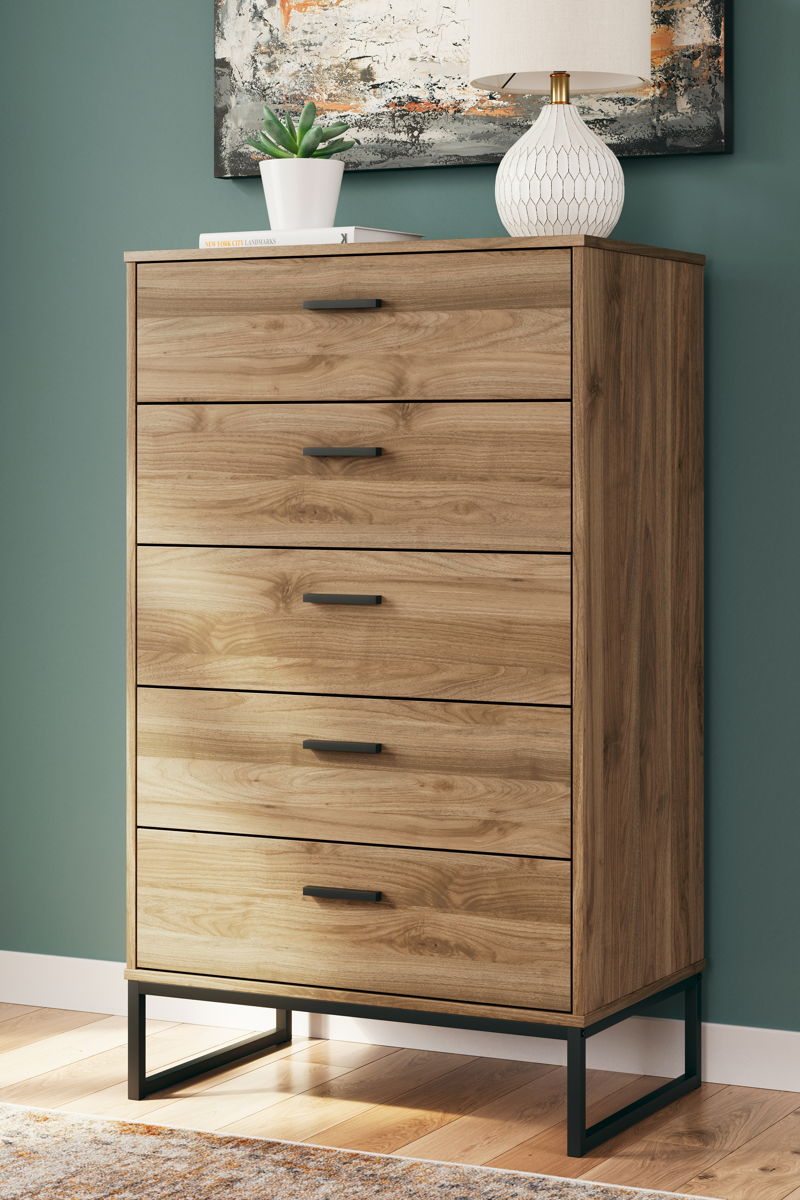 Deanlow - Five Drawer Chest - Honey - Image 3
